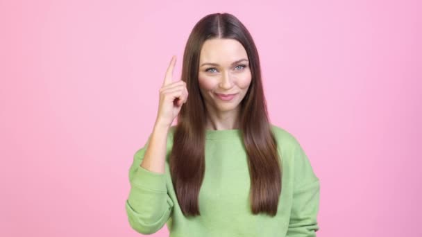 Lady crossed folded arms like decision isolated pastel color background — Stock Video