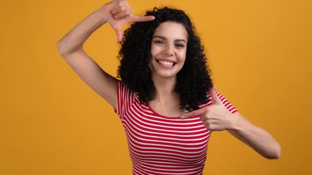 Cheerful lady travel make hands gesture shot isolated shine color background — Stock Video