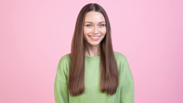 Lady kijken in camera stralen glimlachen geïsoleerde pastel kleur achtergrond — Stockvideo