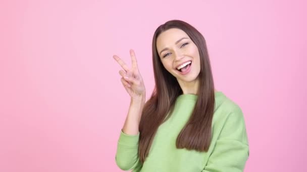 Lady hebben plezier weekend maken v teken geïsoleerde pastel kleur achtergrond — Stockvideo