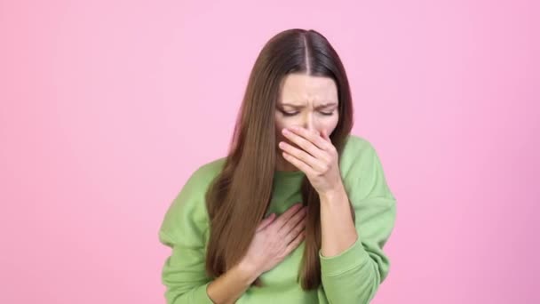 Frustré dame toux sévère covide-19 isolé fond de couleur pastel — Video