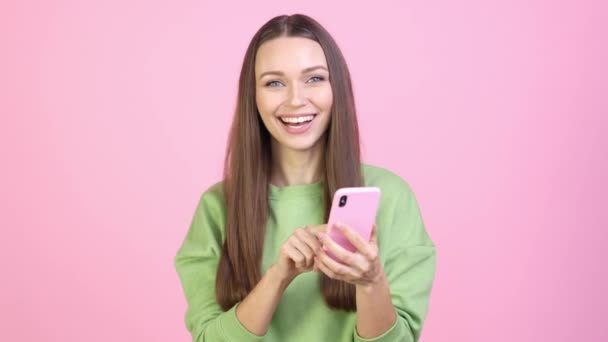 Wanita Millennial blogger menggunakan gadget mengikuti latar belakang warna pastel yang terisolasi — Stok Video