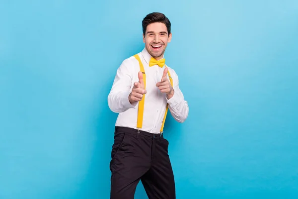 Foto de chico excitado adorable vestido camisa blanca corbata amarilla señalando los dedos que aisló fondo de color azul — Foto de Stock