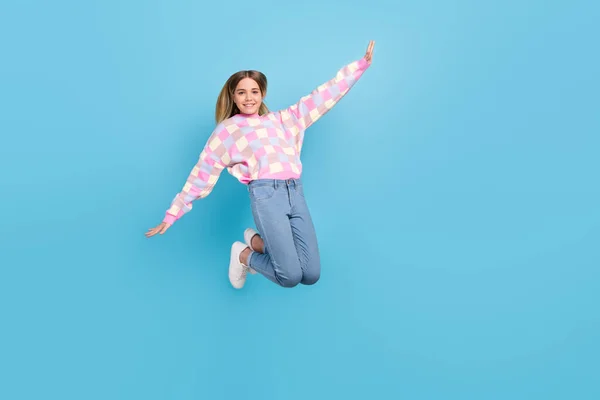 Lunghezza completa dimensione del corpo vista di attraente divertente ragazza allegra saltando avendo divertimento isolato su vivido sfondo di colore blu — Foto Stock