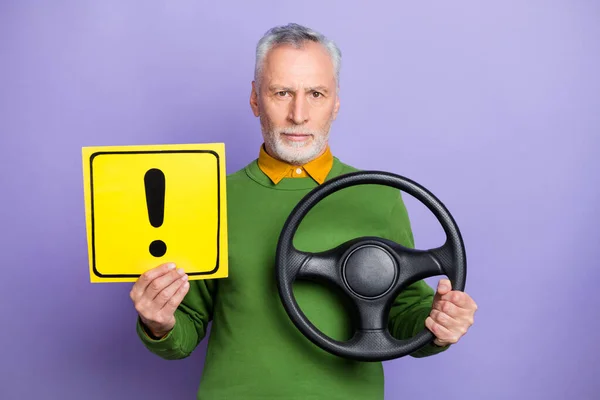 Foto van zelfverzekerde man gepensioneerde gekleed groene trui met stuurwiel aandachtskaart geïsoleerde paarse kleur achtergrond — Stockfoto