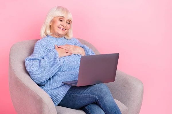 Портрет привлекательной веселой седой женщины, называющей видео веб-камеру разговор изолирован за розовым пастельным фоном — стоковое фото