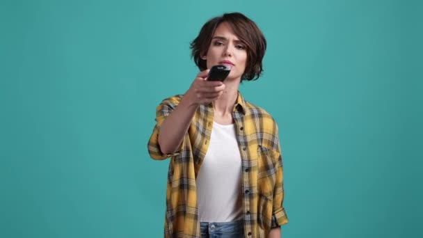 Lady dálkové ovládání problém nemění kanály izolované azurové barvy pozadí — Stock video