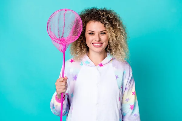 Retrato de atraente alegre menina de cabelos ondulados segurando rede isolada sobre brilhante teal cor turquesa fundo — Fotografia de Stock