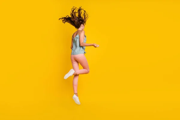 Volledige lengte foto van vrolijke jonge vrouw springen omhoog vliegen haar goed humeur verkoop geïsoleerd op gele kleur achtergrond — Stockfoto