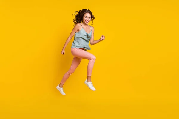 Pełnowymiarowe zdjęcie pozytywnej pogodnej kobiety skok w górę bieg wygląd pusty przestrzeń sprzedaż wiadomości izolowane na żółtym tle kolor — Zdjęcie stockowe