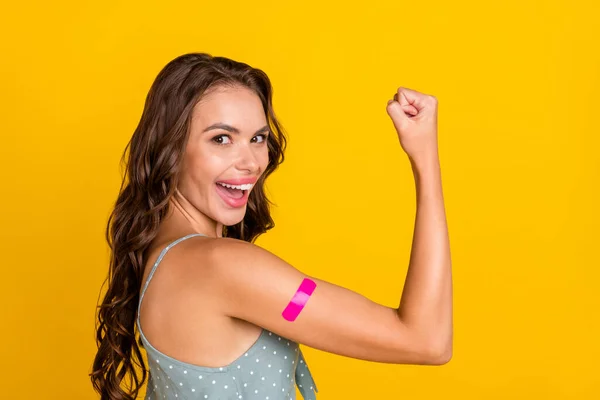 Foto di giovane donna felice bruna vincitrice celebrare vaccino fresco isolato su sfondo di colore giallo — Foto Stock