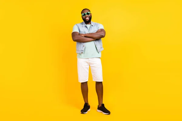 Full längd kroppsstorlek bild av attraktiv glad kille hipster vikta armar isolerade över ljusa gula färg bakgrund — Stockfoto