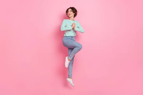 Pleine longueur taille du corps vue d'attrayant gai fille étonnée sautant ayant réaction amusante isolé sur fond rose couleur pastel — Photo