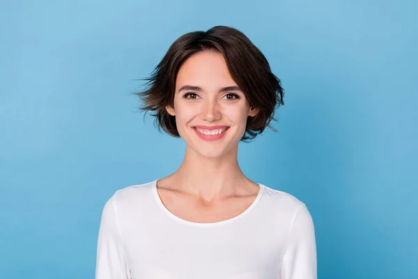 Foto van vrij schattige zoete jonge vrouw dragen witte shirt glimlachen geïsoleerde blauwe kleur achtergrond — Stockfoto