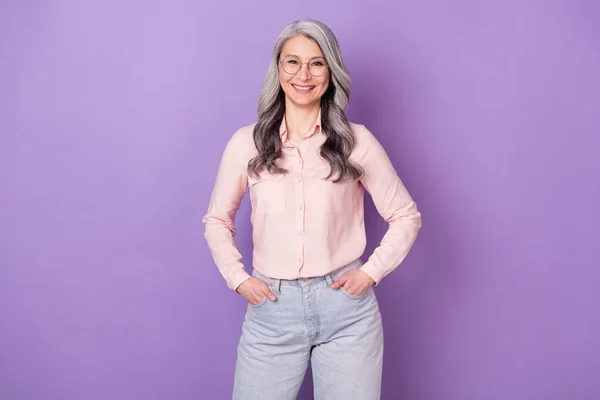 紫色の背景に孤立ポケットに手を保持魅力的な陽気なビジネス女性の専門家の肖像画 — ストック写真