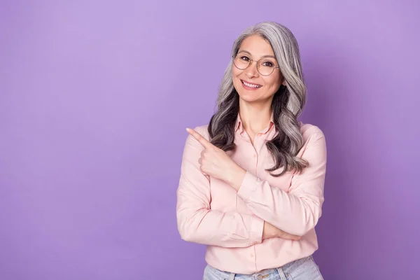 Retrato de atractiva mujer de negocios alegre de moda especialista demostrando espacio de copia aislado sobre fondo violeta de color púrpura —  Fotos de Stock