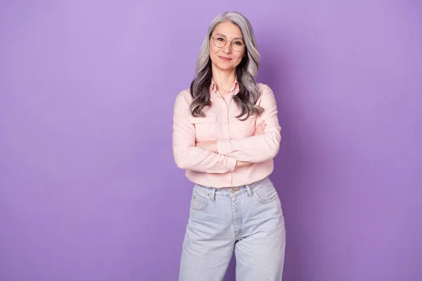 Portret van aantrekkelijke intelligente vrolijke vrouw specialist gevouwen armen geïsoleerd over violet paarse kleur achtergrond — Stockfoto