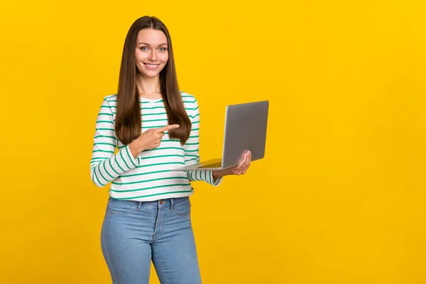 Foto di carino adorabile donna indossare camicia a righe puntando dito gadget moderno isolato colore giallo sfondo — Foto Stock