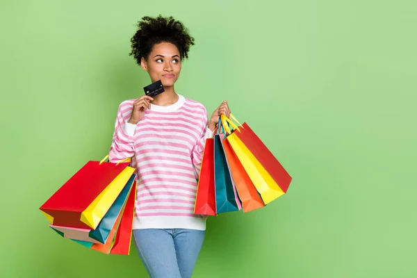 Rüya gibi alışveriş yapan kadın el çantalarının fotoğrafı boş görünüyor. İnternetteki dükkan, çizgili gömlek, izole edilmiş yeşil arka plan. — Stok fotoğraf