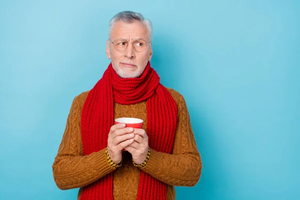 Foto de hombre con estilo mantenga latte mirada espacio vacío desgaste jersey suéter aislado color azul fondo —  Fotos de Stock