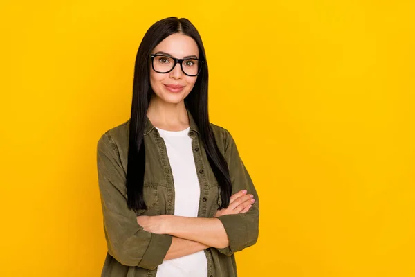 Foto van mooie jonge dame gekruiste palmen dragen brillen outfit geïsoleerd op gele kleur achtergrond — Stockfoto
