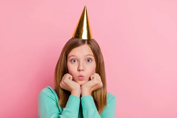 Fotografie legrační flirtování dívka nosit tyrkysový svetr narozeniny headwear posílání polibek izolované růžové barvy pozadí — Stock fotografie