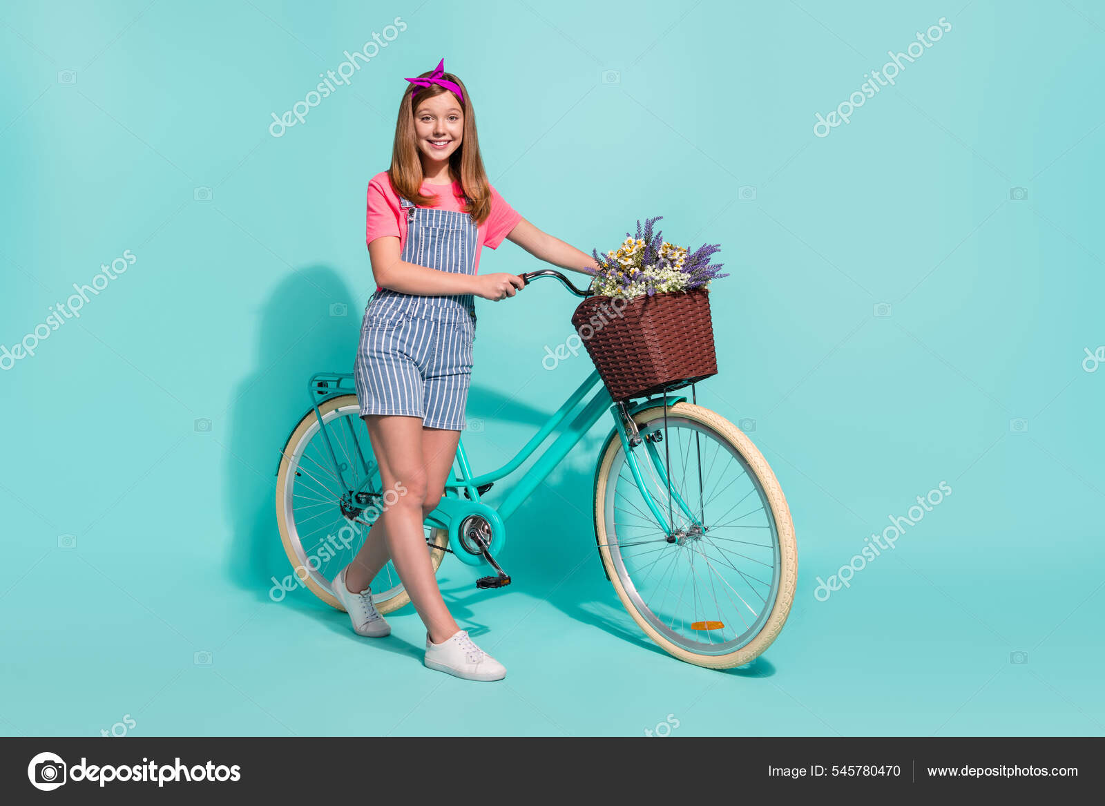 Retrato de perfil de tamaño completo de adorable cesta de bicicleta niña  flores silvestres aisladas sobre fondo de color cian: fotografía de stock ©  deagreez1 #545780470