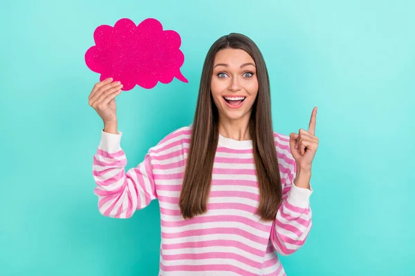 Retrato de atractiva chica inteligente alegre de moda inteligente sosteniendo anuncio de espacio de copia de burbuja aislado sobre fondo de color turquesa verde azulado brillante —  Fotos de Stock