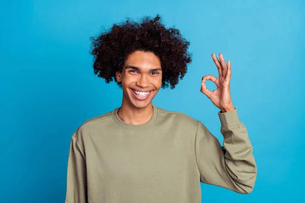 Photo de jeune homme montrer doigts okey symbole grande décider recommander annonces isolées sur fond de couleur bleue — Photo