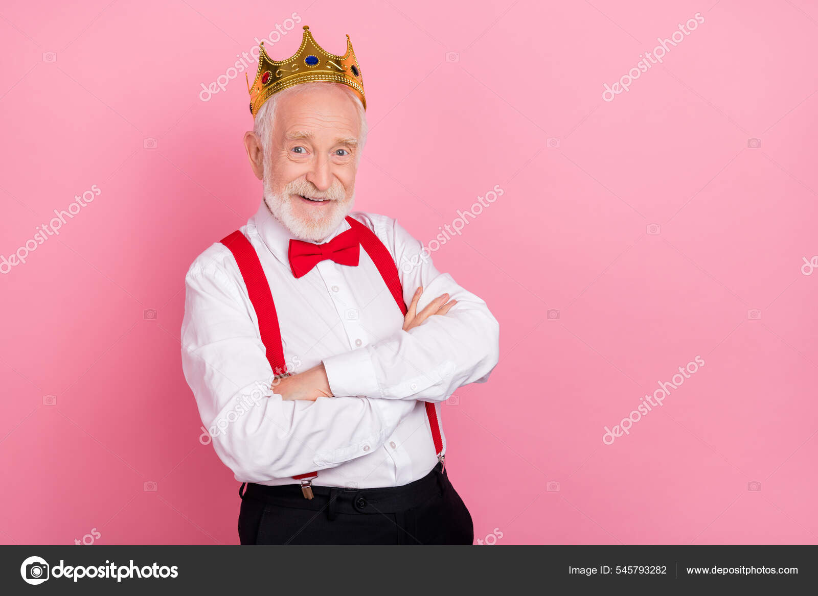 Retrato de homem de cabelos grisalhos alegre atraente usando tiara braços  dobrados isolados sobre fundo cor pastel rosa fotos, imagens de © deagreez1  #545793282