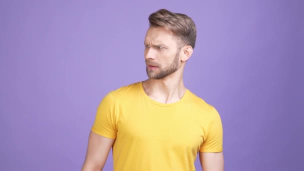 Guy impressionado perfume ignorar mãos vazio espaço isolado cor viva fundo — Vídeo de Stock