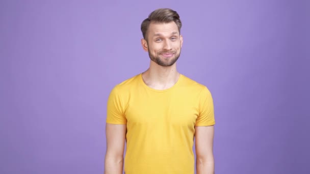 クール男プロモーター作るokシンボル広告隔離された明るい色の背景 — ストック動画