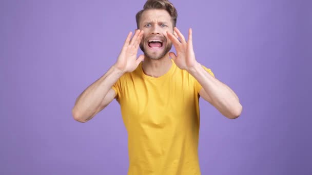 Guy crier ami hey ne pas entendre disparaître isolé couleur vive arrière-plan — Video