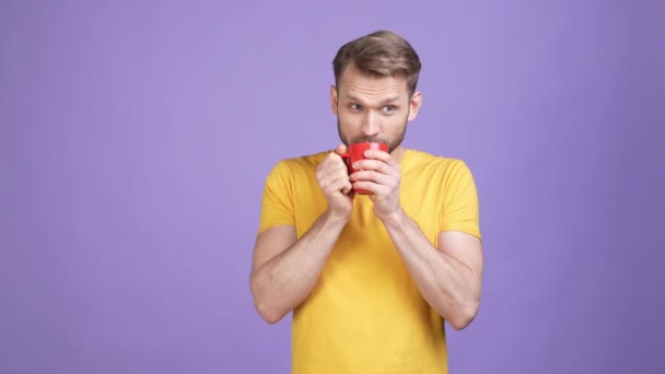 Guy drinken cacao ontbijt geïsoleerde heldere kleur achtergrond — Stockvideo