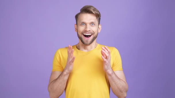 Guy ser otrolig nyhet öppen mun isolerad levande färg bakgrund — Stockvideo