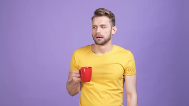 Guy korai ébredés ital aroma cappuccino elszigetelt ragyogás színes háttér — Stock videók