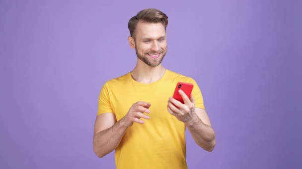 Guy blog maken v teken selfie duim omhoog apparaat geïsoleerde glans kleur achtergrond — Stockvideo
