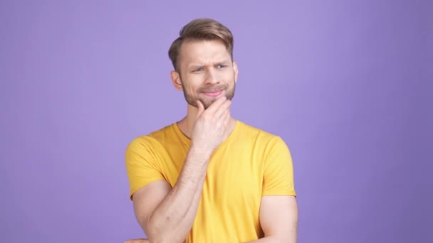 Guy vergeten belangrijke geest aarzelen geïsoleerde heldere kleur achtergrond — Stockvideo