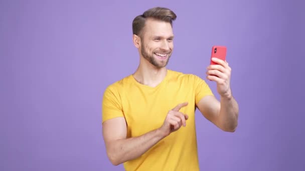 Guy blogger gebruik apparaat video oproep vriend groet geïsoleerde glans kleur achtergrond — Stockvideo