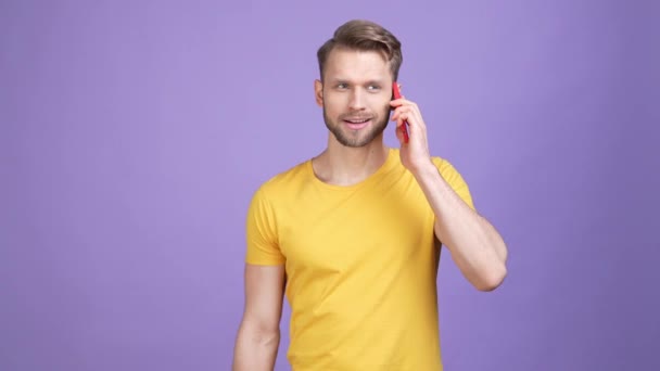 Guy vertellen apparaat vriend geïsoleerde levendige kleur achtergrond — Stockvideo