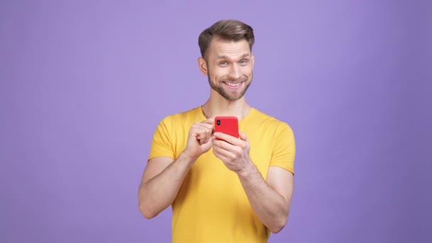 Guy millennial uso dispositivo di ricerca seguire condividere isolato vivido colore sfondo — Video Stock