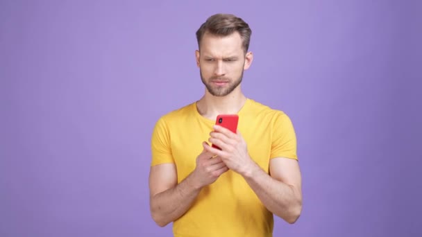 Boze man gadget ring antwoord oplichters beweren geïsoleerde heldere kleur achtergrond — Stockvideo