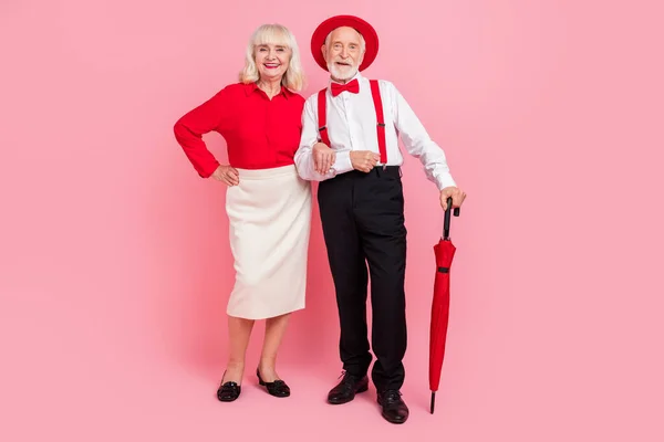 Full body foto van gepensioneerde stijlvolle trendy dame man romantisch ontmoeten slijtage parasol hoed geïsoleerde pastel kleur achtergrond — Stockfoto