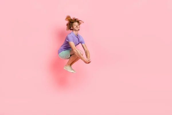 Longitud completa cuerpo tamaño vista de atractivo divertido chico deportivo salto piscina partido aislado sobre rosa pastel color fondo —  Fotos de Stock
