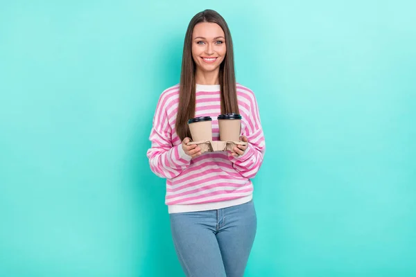 Porträtt av attraktiva glada flickaktigt flicka innehav i händer latte dryck papper koppar isolerad över ljusa teal turkos färg bakgrund — Stockfoto