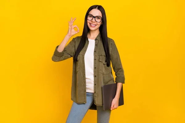Fénykép vicces Y-generációs hölgy hold laptop megjelenítése okey kopás szemüveg ing elszigetelt sárga háttér — Stock Fotó