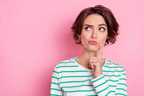 Retrato de chica atractiva y malhumorada decidiendo copiar la solución de espacio en blanco aislado sobre fondo de color pastel rosa —  Fotos de Stock