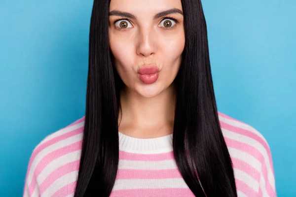 Foto ritagliata di giovane bella donna labbra imbronciate inviare bacio aereo procedura cosmetologia romantica isolato su sfondo di colore blu — Foto Stock