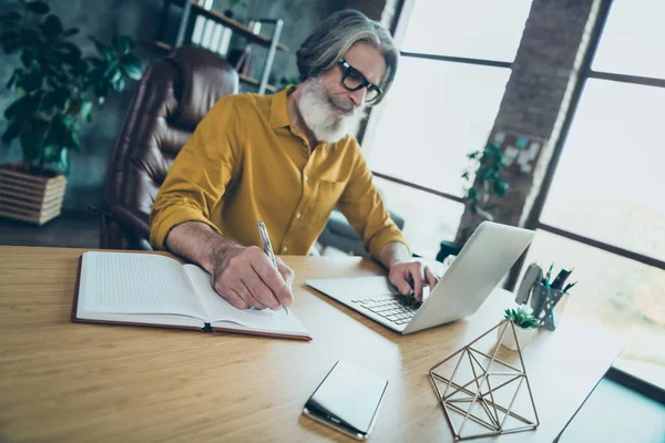 Foto Bel Ragazzo Maturo Vestito Camicia Gialla Scrittura Libro Digitando — Foto Stock