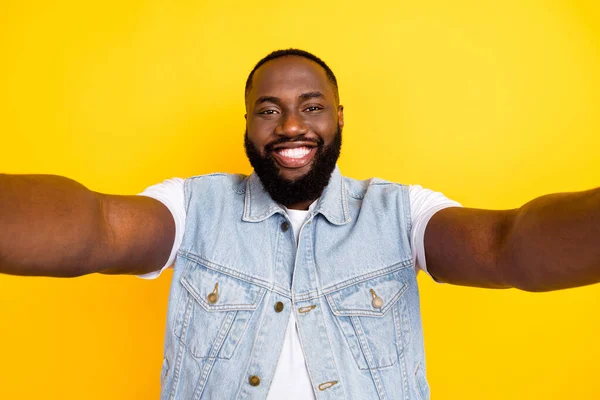 Autoportrét atraktivní veselý chlap dobrou náladu baví izolované přes jasně žluté barvy pozadí — Stock fotografie